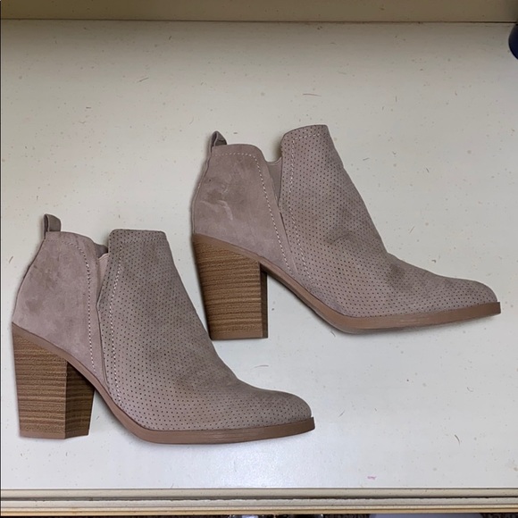Women’s taupe brown heeled bootie size 9.5 - Picture 2 of 6